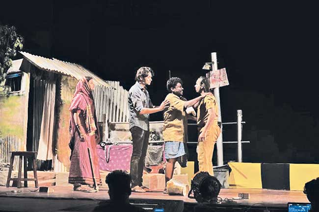 विद्रोही ‘गटार’चा  भावोत्कट थरार