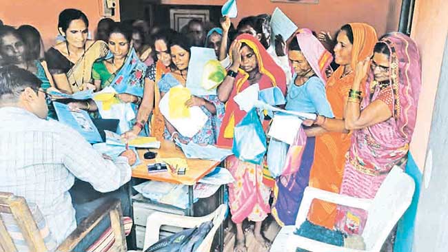 लाडकी बहीण, महायुतीचे आधार कार्ड…