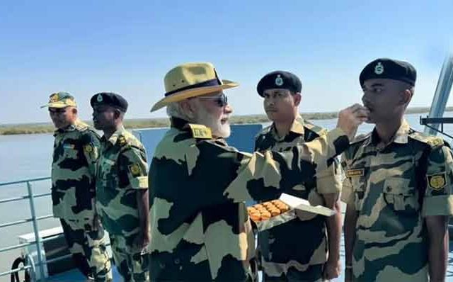 PM Narendra Modi : पंतप्रधानांनी कच्छमधील जवानांसोबत साजरी केली दिवाळी!
