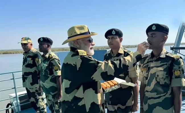 PM Narendra Modi : पंतप्रधानांनी कच्छमधील जवानांसोबत साजरी केली दिवाळी!