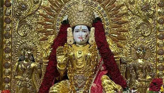 Pune Mahalakshmi Devi : विजयादशमी मुहूर्तावर पुण्यातील महालक्ष्मी देवीला १६ किलो सोन्याची साडी परिधान!