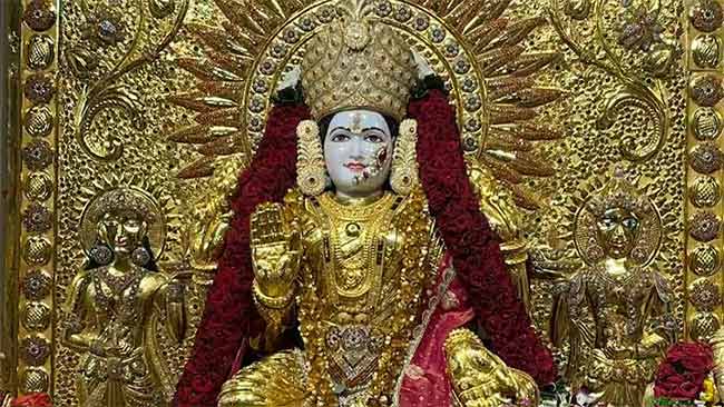 Pune Mahalakshmi Devi : विजयादशमी मुहूर्तावर पुण्यातील महालक्ष्मी देवीला १६ किलो सोन्याची साडी परिधान!