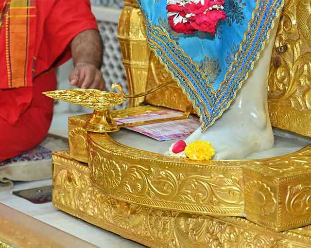 Shirdi Sai Baba : साईंच्या चरणी १ कोटींची सुवर्ण पंचारती!