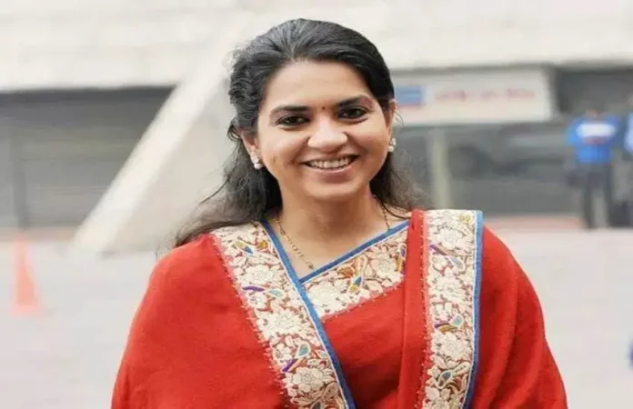 शिवसेनेची तिसरी यादी जाहीर; मुंबादेवीतून शायना एनसी यांना उमेदवारी