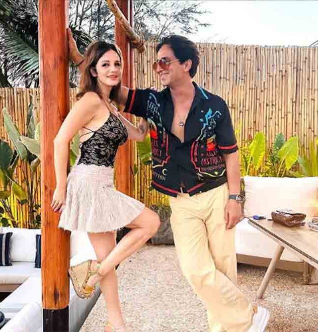 बर्थडे सेलिब्रेशनदरम्यान EX पती हृतिकसमोर सुजैनने बॉयफ्रेंडला केले Kiss