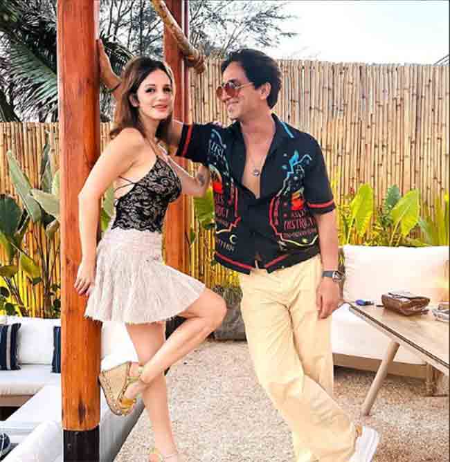 बर्थडे सेलिब्रेशनदरम्यान EX पती हृतिकसमोर सुजैनने बॉयफ्रेंडला केले Kiss