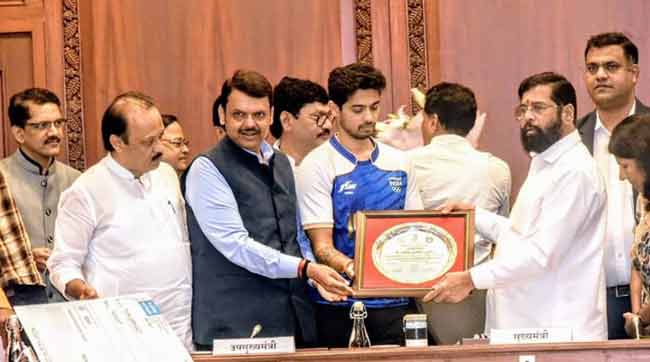 मुख्यमंत्री, उपमुख्यमंत्री यांच्या हस्ते ऑलिम्पिक खेळाडूंचा सन्मान
