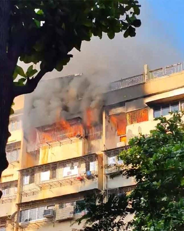 Andheri Fire : अंधेरीत अग्नितांडव! वीरा देसाई रोडवरील रहिवाशी इमारतीत भीषण आग