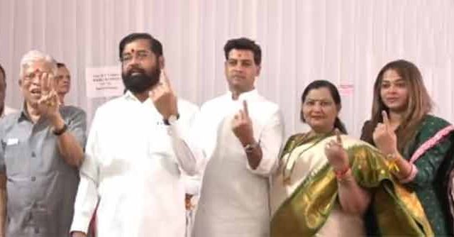 CM Eknath Shinde : मुख्यमंत्र्यांनी कुटुंबियांसोबत बजावला मतदानाचा हक्क!
