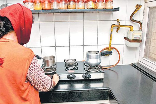 CNG : निकालाआधीच सीएनजी गॅस दोन रुपयांनी महागला