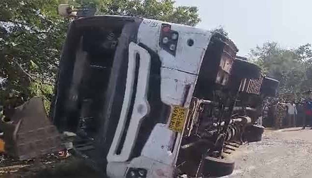 Bus Accident : गोंदियात भीषण अपघात! शिवशाही बस पलटली; १० जणांचा मृत्यू