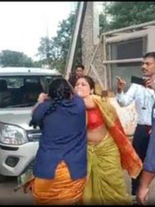 Women Thrashing Each Other : CRPF जवानाची बायको अन् टोल कर्मचाऱ्यामध्ये वाद; एकमेकांच्या झिंज्या पकडून हाणामारी