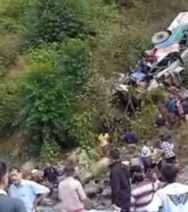 उत्तराखंडमध्ये भीषण अपघात, ४० प्रवाशांनी भरलेली बस खोल दरीत कोसळली; १५ जणांचा मृत्यू