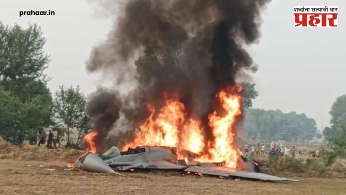 आग्रा येथे हवाई दलाचे विमान कोसळले, पायलटसह २ जणांनी शेतात उड्या घेत...