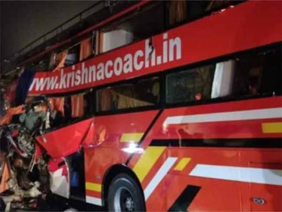 UP Accident : उत्तर प्रदेशात ट्रक अन् खासगी बसची जोरदार धडक; अपघातात ५ जणांचा मृत्यू, १५ जण जखमी!