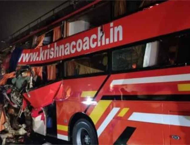 UP Accident : उत्तर प्रदेशात ट्रक अन् खासगी बसची जोरदार धडक; अपघातात ५ जणांचा मृत्यू, १५ जण जखमी!