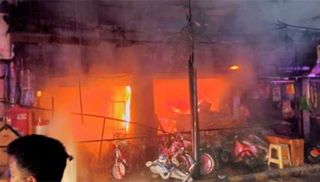 अमरावतीत कोतवाली ठाण्यासमोरील खेळण्यांच्या दुकानाला भीषण आग, जीवितहानी नाही