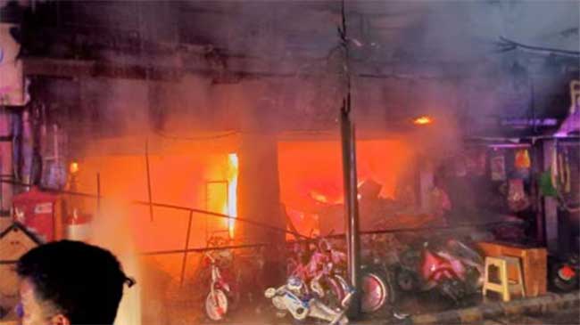 अमरावतीत कोतवाली ठाण्यासमोरील खेळण्यांच्या दुकानाला भीषण आग, जीवितहानी नाही