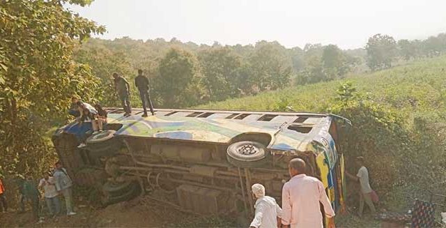 Nagpur: नागपूर मध्ये शालेय सहल घेऊन जाणाऱ्या बसचा भीषण अपघात;अपघातात एका विद्यार्थ्याचा दुर्दैवी मृत्यू