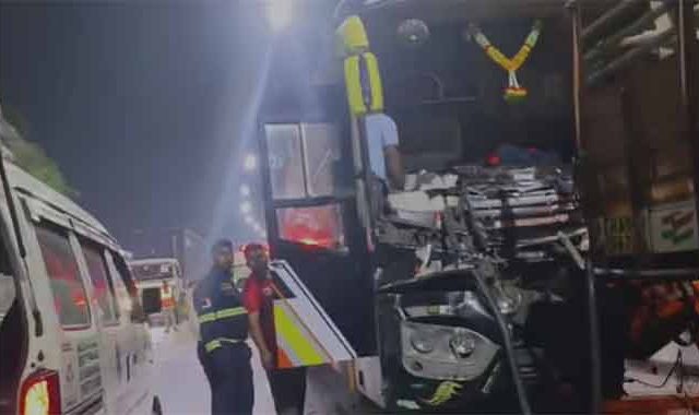 Mumbai Pune Highway : भीषण अपघात! खासगी बसची ट्रकला जोरदार धडक