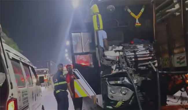 Mumbai Pune Highway : भीषण अपघात! खासगी बसची ट्रकला जोरदार धडक