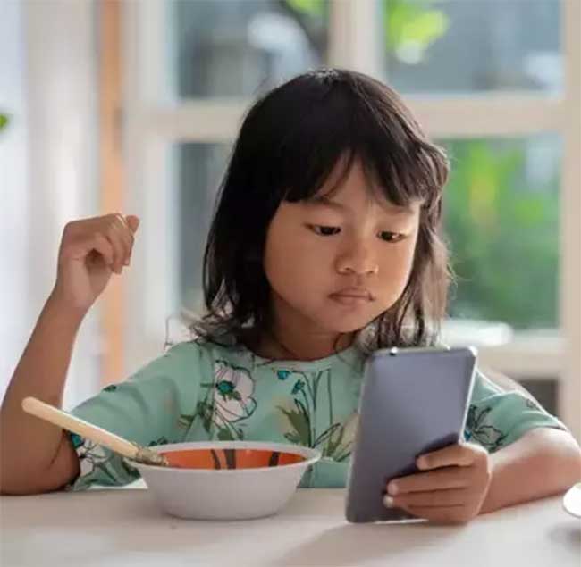 children-using-phone