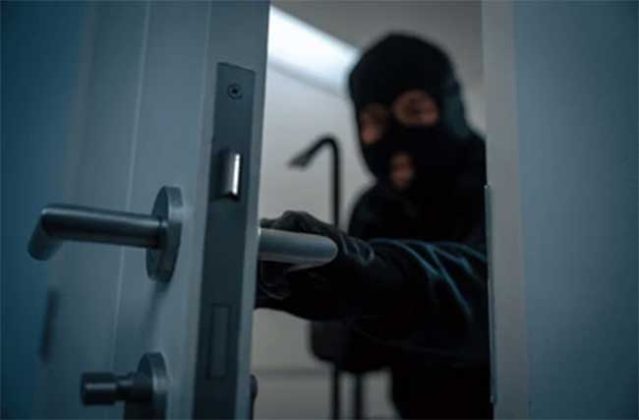Jalgaon Crime : एकाकडे बंदूक, एकाकडे सूरी...पोलिसाच्या घरावर दरोडा; पोलिसाने स्वतःला बाथरूममध्ये कोंडून घेतलं अन्....