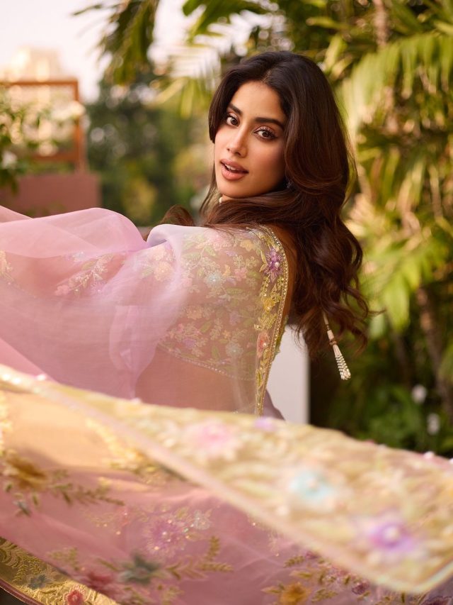 Janhavi Kapoor : गुलाबी ओम्ब्रे साडीत जान्हवी कपूरचा ग्लॅमरस अंदाज