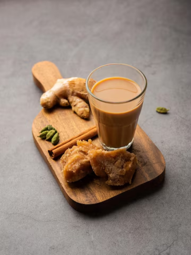 Jaggery tea : हिवाळ्यात गुळाचा चहा नक्की प्या , टवटवीत व्हाल!