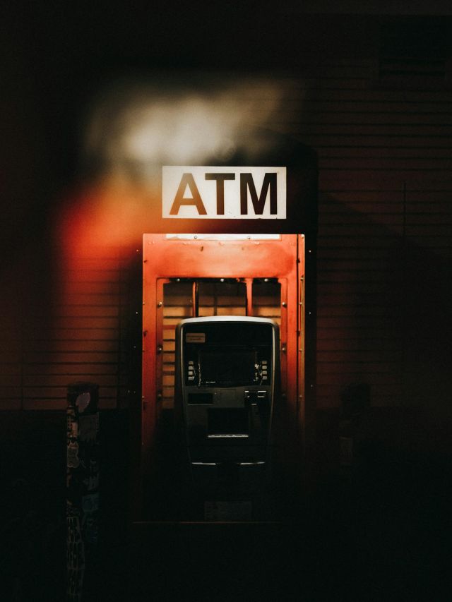 ATM च्या मागचं रहस्य!   पहिलं ATM कोणत्या बँकेने उघडलं ?