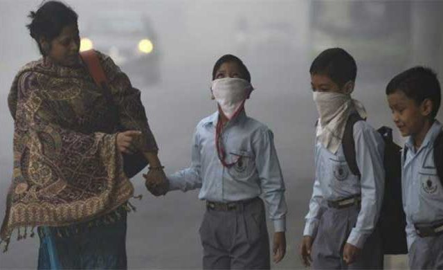 Delhi Pollution : प्रदूषणाचा कहर! दिल्लीत सहावी ते बारावीपर्यंतच्या विद्यार्थ्यांना मास्क अनिवार्य