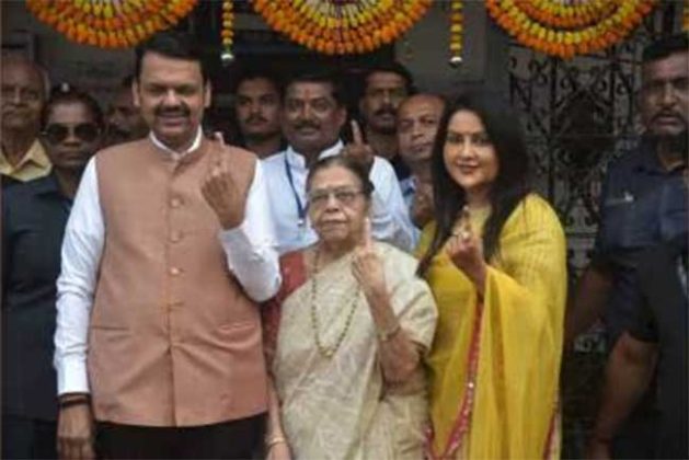 उपमुख्यमंत्री देवेंद्र फडणवीसांनी कुटुंबासह केले मतदान