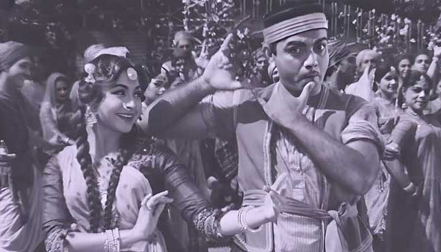 “घुंगरवा मोरा...”