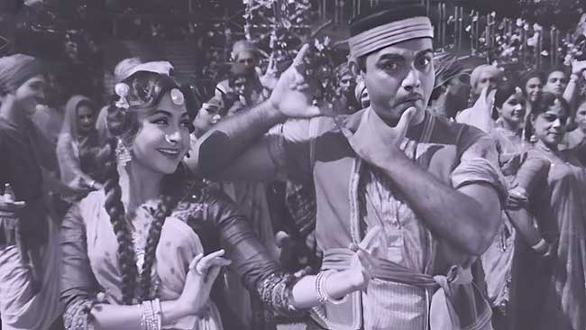 “घुंगरवा मोरा…”