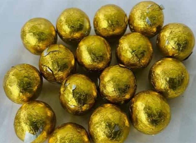 मुंबईत १.११ कोटींचे सोन्याचे बॉल जप्त, इलेक्ट्रिशियन ताब्यात!