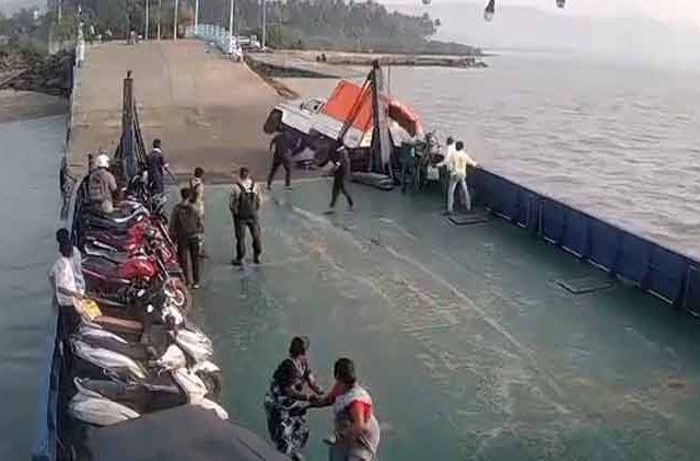 आगरदांडा येथील जंगल जेटीवर टेम्पो समुद्रात कोसळला