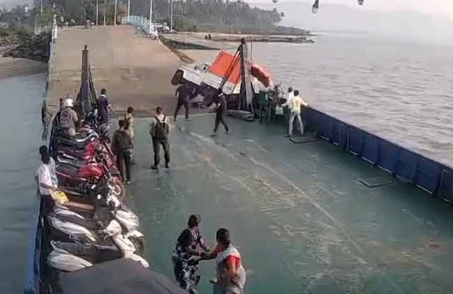 आगरदांडा येथील जंगल जेटीवर टेम्पो समुद्रात कोसळला