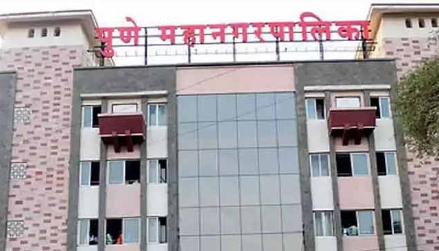 पुण्यात अनधिकृत होर्डिंगची माहिती लपवली; परवाना निरीक्षक निलंबित
