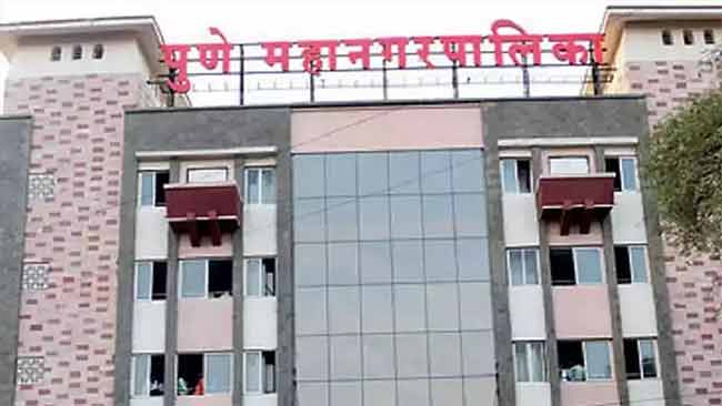 पुण्यात अनधिकृत होर्डिंगची माहिती लपवली; परवाना निरीक्षक निलंबित