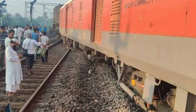 Railway Accident : पश्चिम बंगालमध्ये पुन्हा रेल्वे अपघात! सिकंदराबाद-शालीमार एक्स्प्रेसचे डबे रुळावरुन घसरले