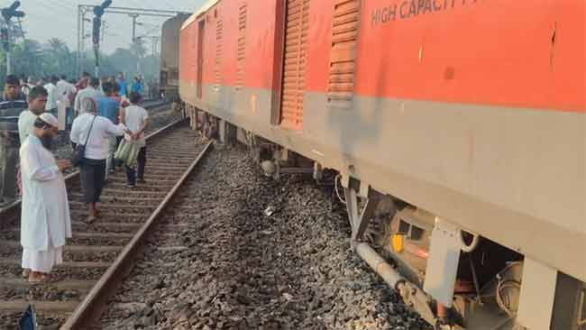 Railway Accident : पश्चिम बंगालमध्ये पुन्हा रेल्वे अपघात! सिकंदराबाद-शालीमार एक्स्प्रेसचे डबे रुळावरुन घसरले