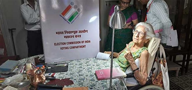 मुंबईतील ज्येष्ठ नागरिकांनी घेतला घरबसल्या मतदानाचा लाभ