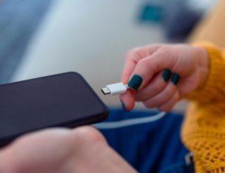 Smartphone: उन्हाळ्यात स्मार्टफोन होतोय खूप गरम? वापरा या टिप्स
