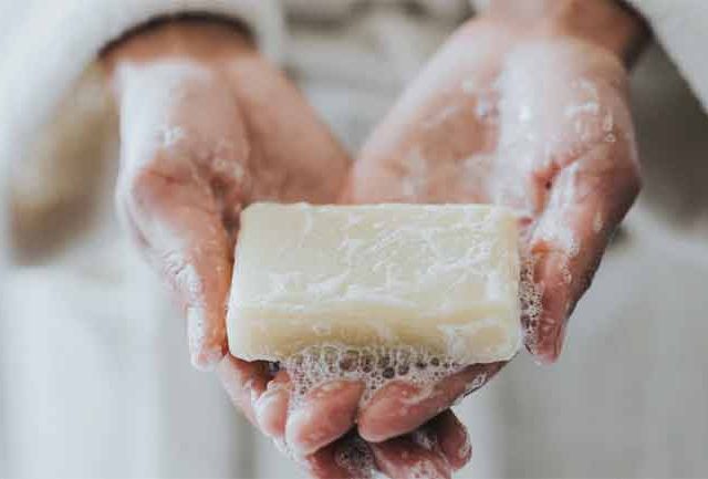 Soap Price Hike : आता अंघोळ करणेही महागणार! कंपन्यांनी वाढवले 'या' साबणांचे दर