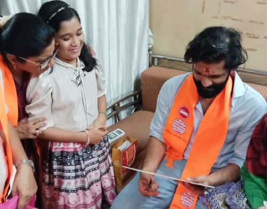 चिमुकलीने केला अमित ठाकरेंजवळ आगळावेगळा हट्ट