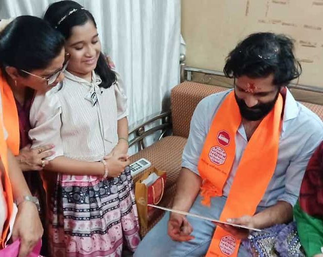 चिमुकलीने केला अमित ठाकरेंजवळ आगळावेगळा हट्ट
