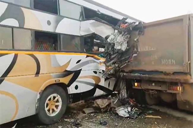 Gujarat Accident : गुजरातमध्ये भीषण अपघात! खासगी बस आणि ट्रकची जोरदार धडक