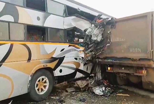 Gujarat Accident : गुजरातमध्ये भीषण अपघात! खासगी बस आणि ट्रकची जोरदार धडक
