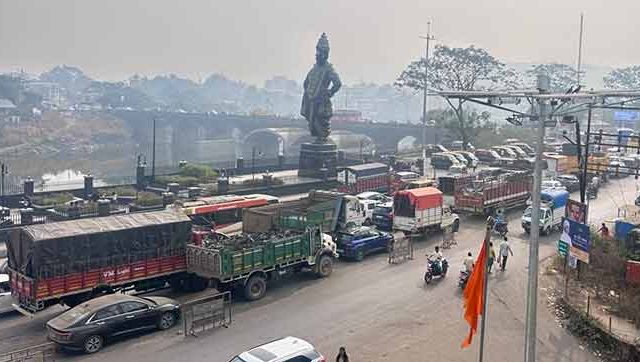 Karjat Traffic : कर्जतच्या ट्रॅफिकचा प्रश्न ऐरणीवर! श्रीराम पुल आणि रेल्वे पूल अरुंद असल्याने होते वाहतूक कोंडी