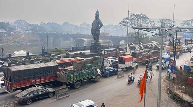 Karjat Traffic : कर्जतच्या ट्रॅफिकचा प्रश्न ऐरणीवर! श्रीराम पुल आणि रेल्वे पूल अरुंद असल्याने होते वाहतूक कोंडी